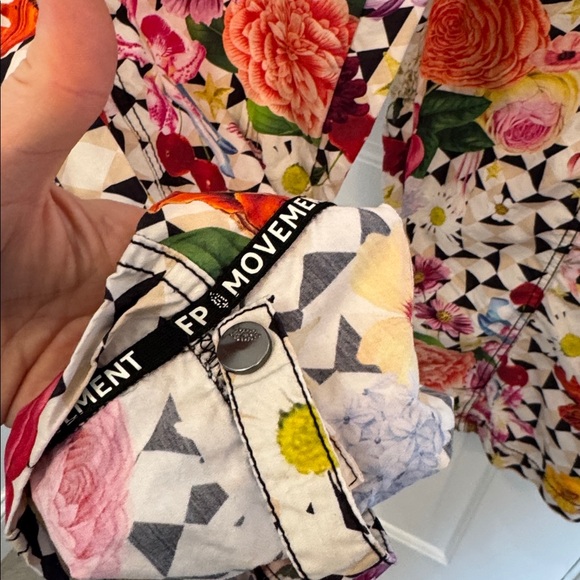 FREE PEOPLE MOVEMENT MESMERIZE ME FLORAL CARGO PANTS MEDIUM - Picture 8 of 13